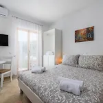 5235-9 In Apartament *